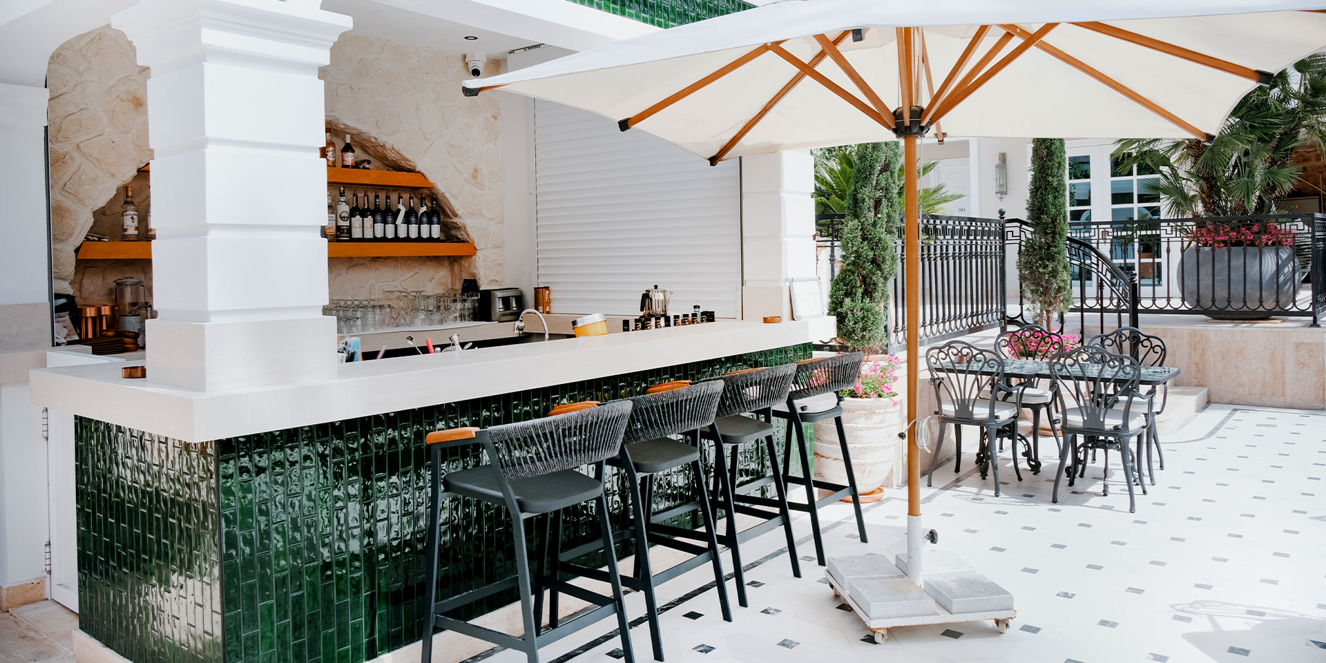 Şehrin Merkezinde Havuz Keyfi Elegance East Hotel’de